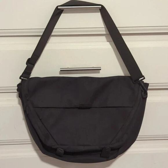 Dustin Adjustable Laptop Crossbody Bag Black - Picture 1 of 13